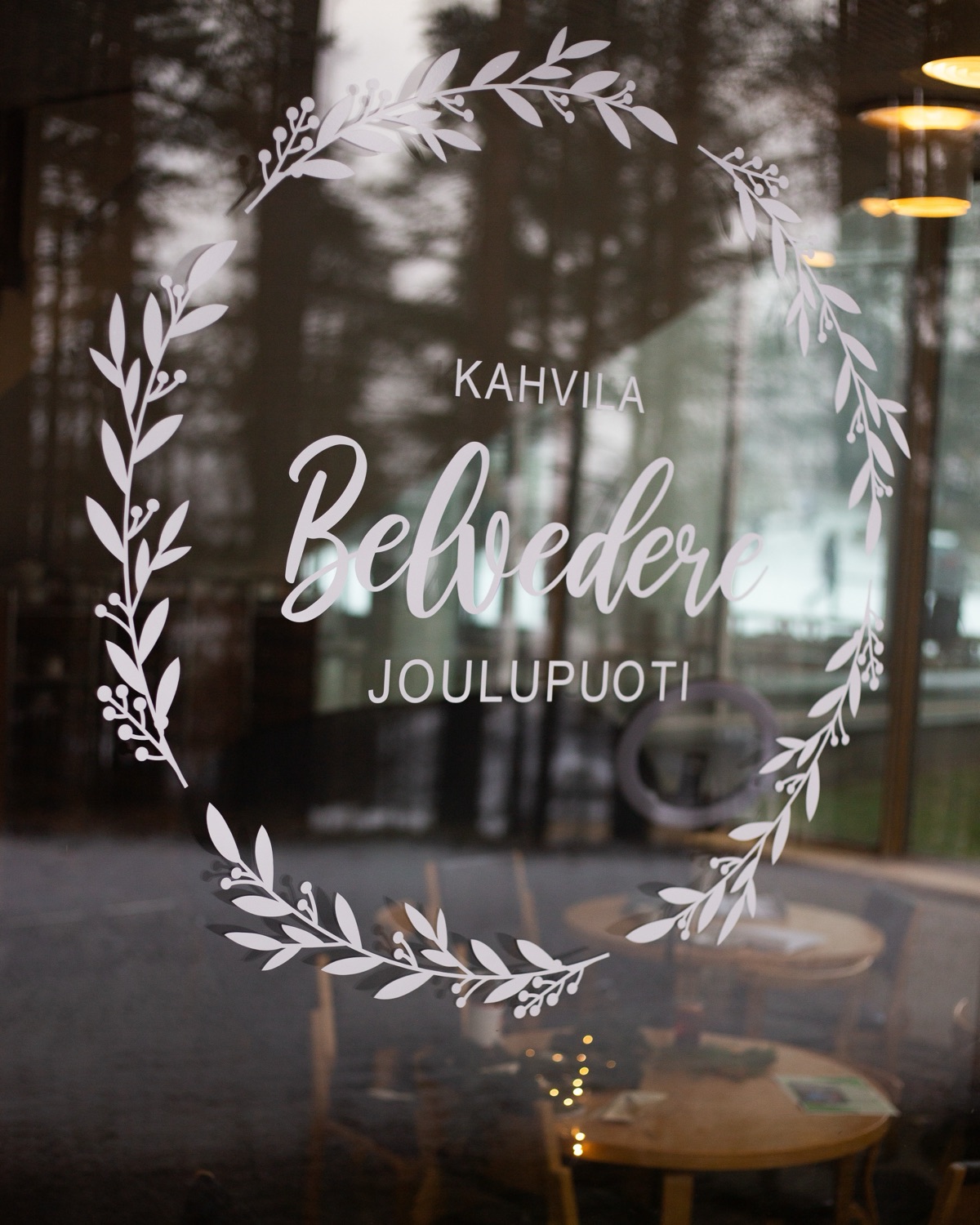 Kampuskahvilan joulupuodin ikkunatarra